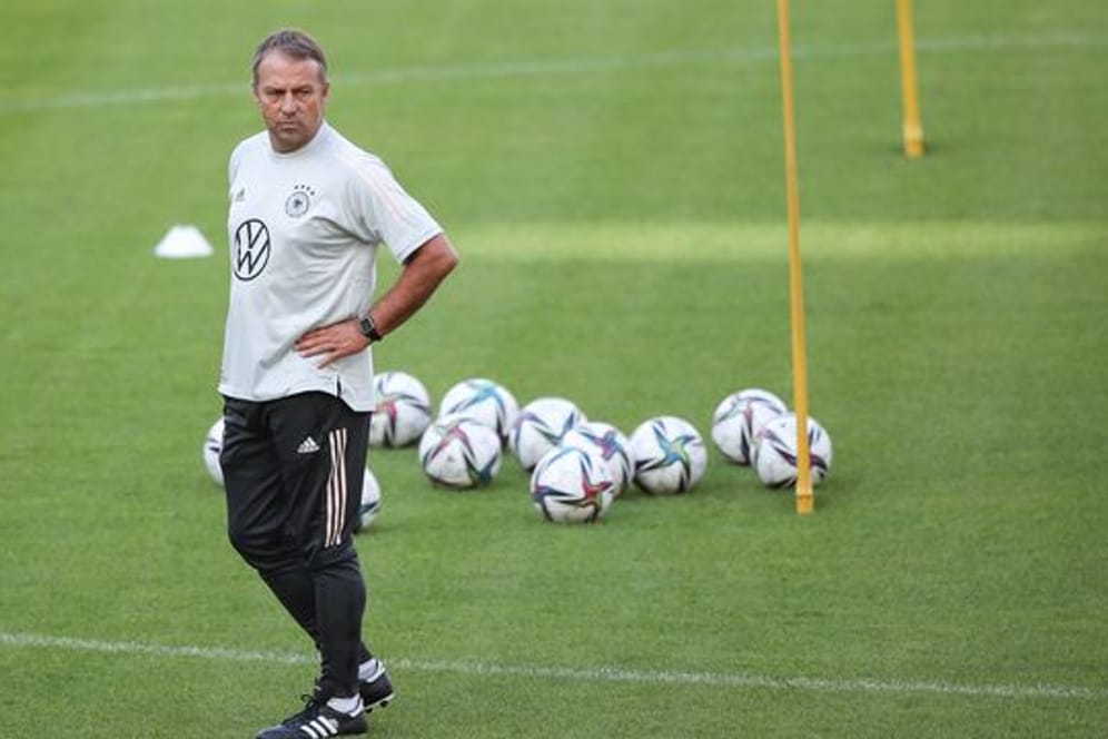 Bundestrainer Hansi Flick verfolgt das Training seiner Mannschaft.