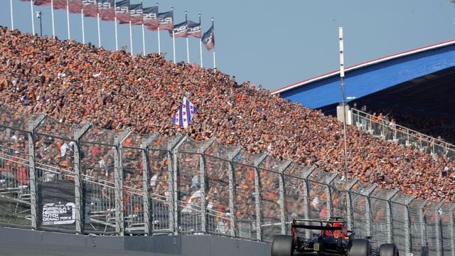 Die niederländischen Zuschauer auf der Tribüne reagieren begeistert auf die Pole Position ihres Landsmanns Max Verstappen in Zandvoort.