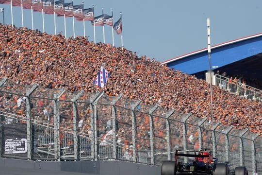 Die niederländischen Zuschauer auf der Tribüne reagieren begeistert auf die Pole Position ihres Landsmanns Max Verstappen in Zandvoort.