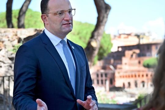 Bundesgesundheitsminister Jens Spahn (CDU) spricht am Rande des G20-Treffens der Gesundheitsminister mit Journalisten.