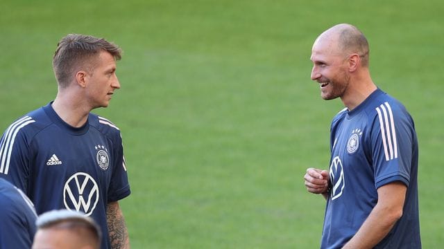 Benedikt Höwedes (r) und Marco Reus beim DFB-Abschlusstraining.