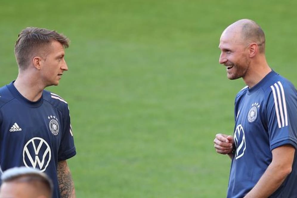 Benedikt Höwedes (r) und Marco Reus beim DFB-Abschlusstraining.