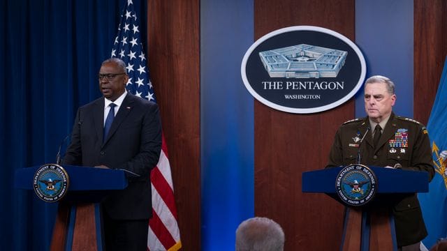Lloyd Austin (l), Verteidigungsminister der USA, und General Mark Milley, Vorsitzender der Joint Chiefs, sprechen bei einer Pressekonferenz zur Lage in Afghanistan. Lloyd Austin (l), Verteidigungsminister der USA, und General Mark Milley, Vorsitzender der Joint Chiefs, sprechen bei einer Pressekonferenz zur Lage in Afghanistan.