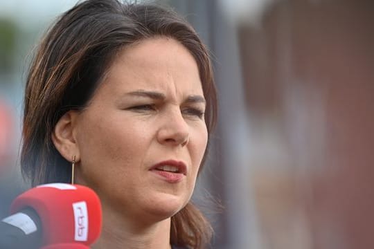 Annalena Baerbock spricht bei einem Wahlkampfauftritt zu Journalisten.
