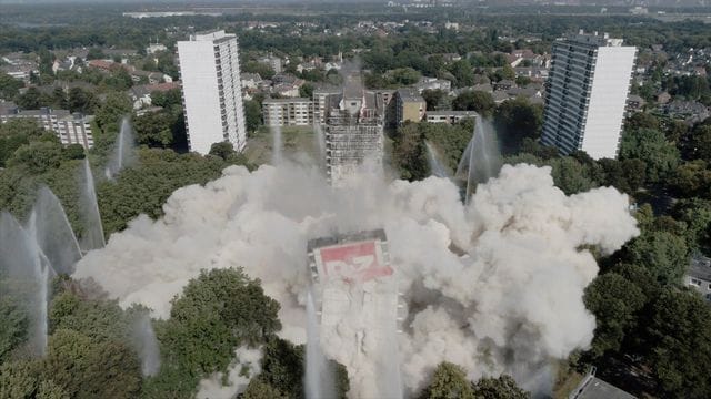 Das Hochhaus "Weißer Riese" fällt in sich zusammen.