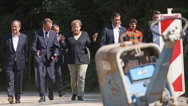 Angela Merkel und Armin Laschet begutachten eine neugebaute Brücke in Hagen.