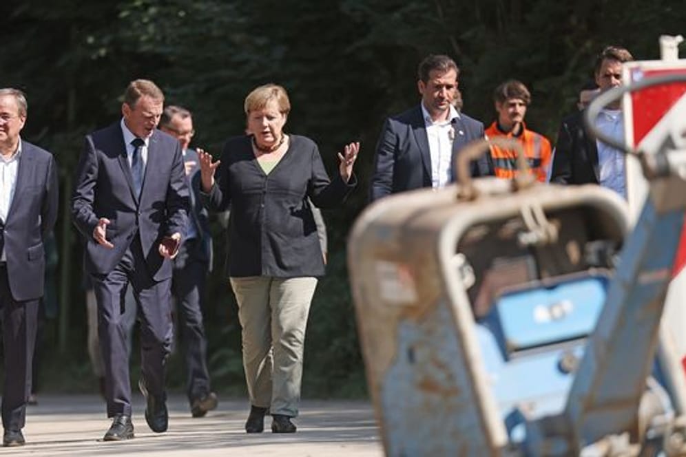 Angela Merkel und Armin Laschet begutachten eine neugebaute Brücke in Hagen.
