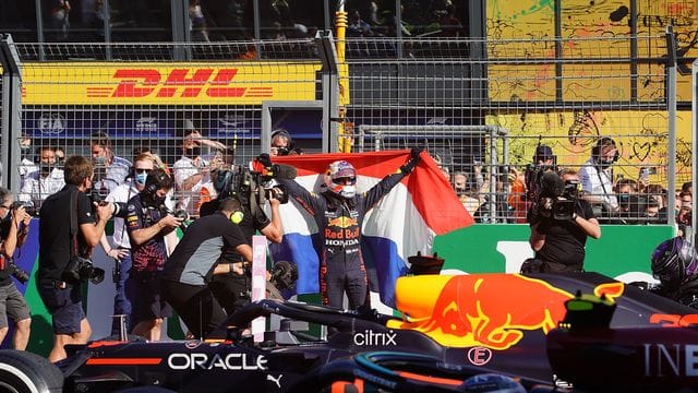 Heimsieg: Max Verstappen feiert seinen Erfolg in Zandvoort.