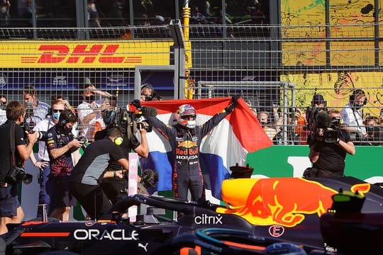 Heimsieg: Max Verstappen feiert seinen Erfolg in Zandvoort.