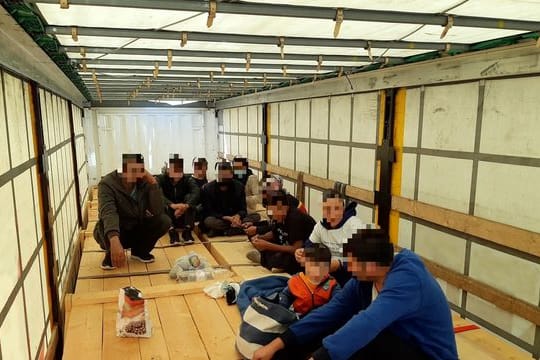 Unter den Flüchtlingen waren auch drei Minderjährige und ein Baby.