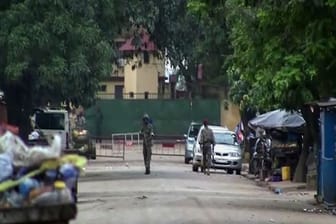 Bislang nicht identifizierte Soldaten in der Nähe des Präsidentenpalastes in der Hauptstadt Guineas.