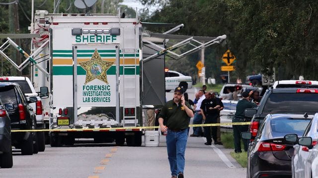 Kriminalbeamte im US-Bundesstaat Florida untersuchen nach einer Schießerei mit mehreren Toten den Tatort. Kriminalbeamte im US-Bundesstaat Florida untersuchen nach einer Schießerei mit mehreren Toten den Tatort.