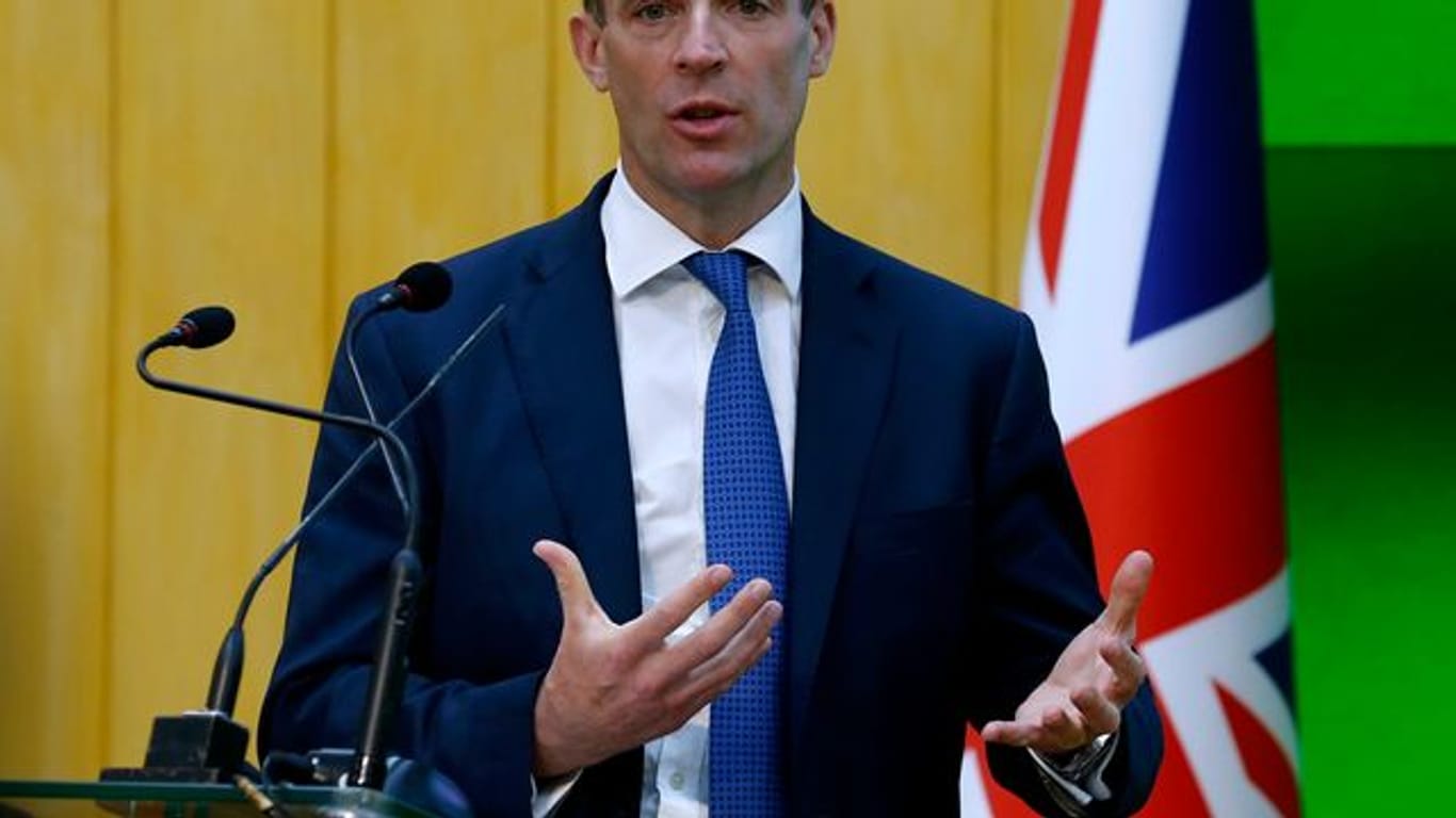 Großbritanniens Außenminister Dominic Raab, Außenminister bei einer Pressekonferenz.