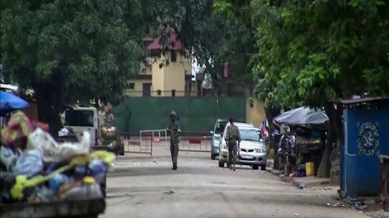 Das Videostandbild zeigt Soldaten in der Nähe des Präsidentenpalastes in Guinea.