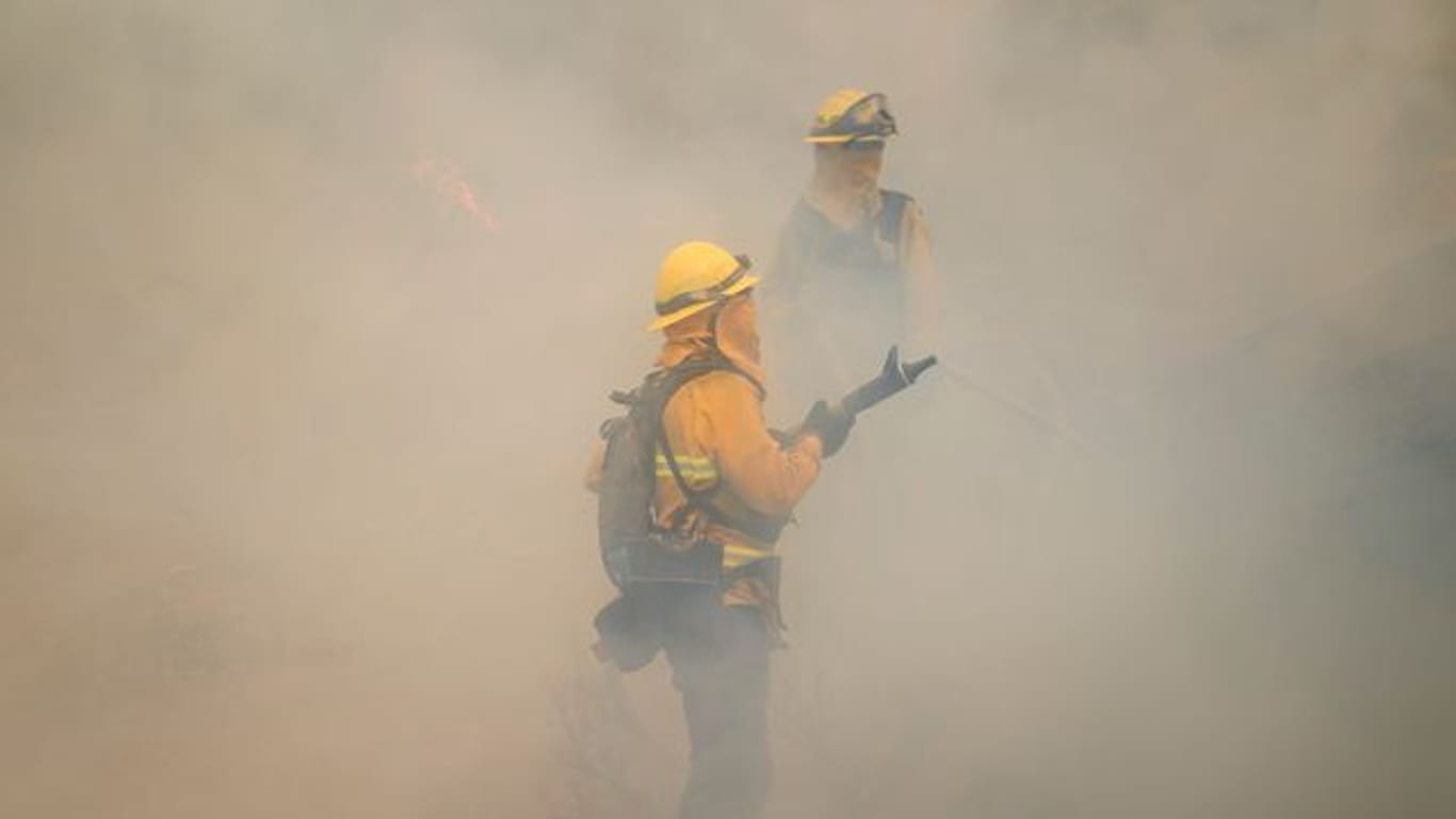 Feuerwehrleute bei den Löschversuchen eines Feuers im US-Bundesstaat Kalifornien.