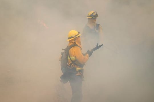 Feuerwehrleute bei den Löschversuchen eines Feuers im US-Bundesstaat Kalifornien.