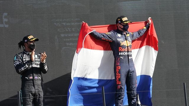 Ließ bei seinem Heimspiel in Zandvoort Weltmeister Lewis Hamilton (l) hinter sich: Max Verstappen.