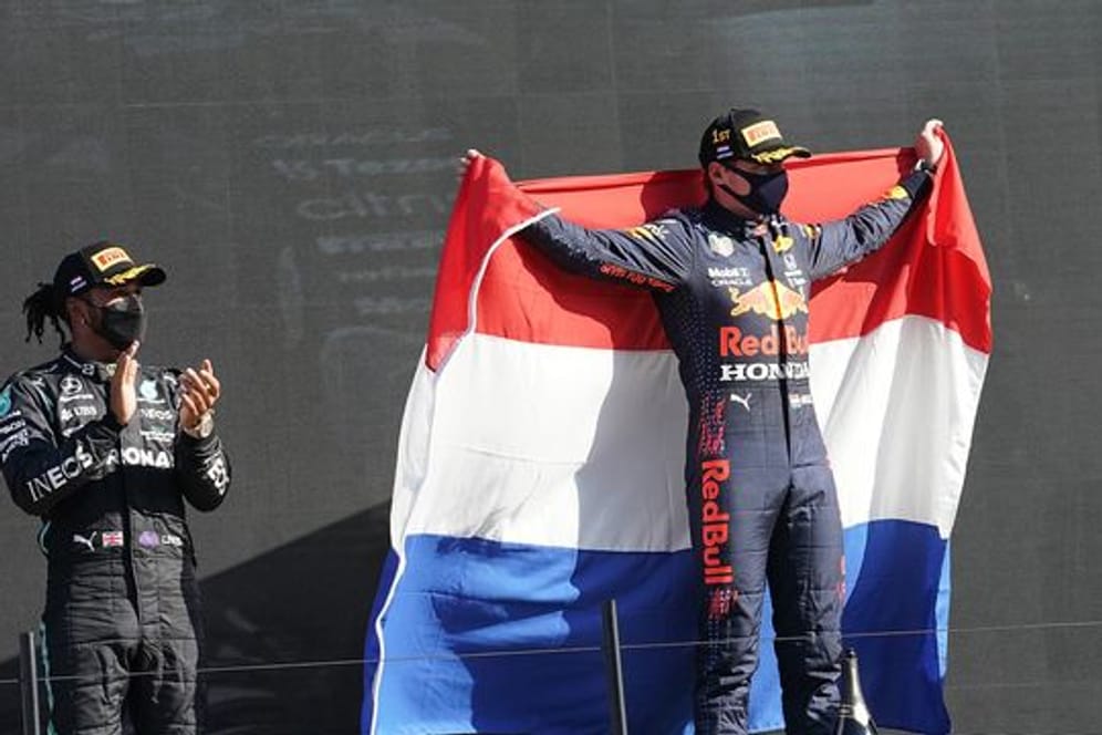 Ließ bei seinem Heimspiel in Zandvoort Weltmeister Lewis Hamilton (l) hinter sich: Max Verstappen.