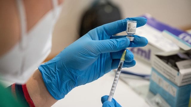 Die Mitarbeiterin eines mobilen Impfteams zieht eine Spritze mit dem Corona-Impfstoff auf. Die Mitarbeiterin eines mobilen Impfteams zieht eine Spritze mit dem Corona-Impfstoff auf.