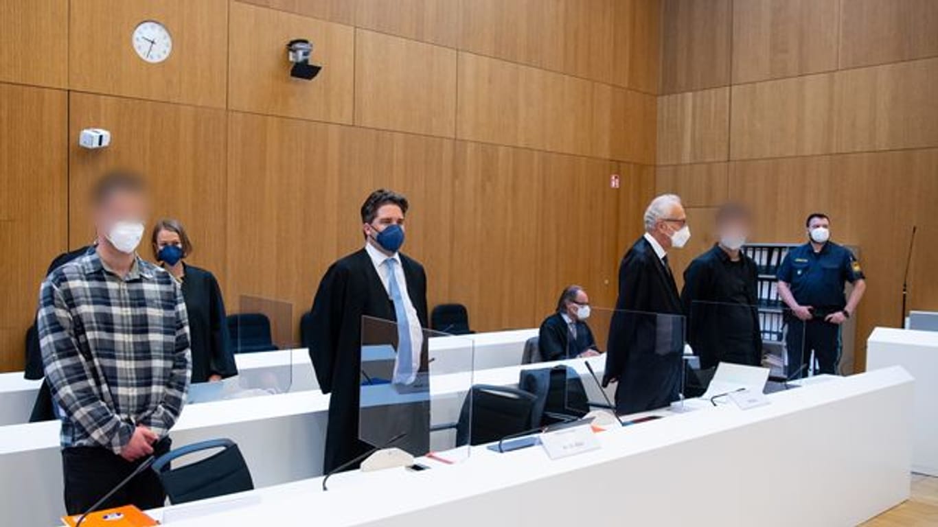 Im Prozess um den mutmaßlichen Dreifachmord in Starnberg erhebt die Verteidigung eines der beiden Angeklagten Foltervorwürfe gegen die Ermittler.