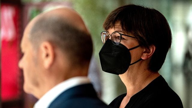 Olaf Scholz und Saskia Esken im Juni in Berlin.