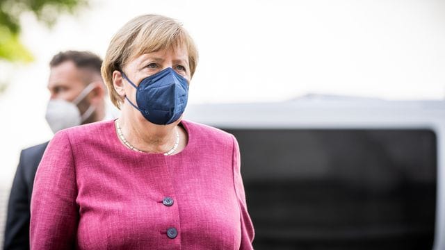 Bundeskanzlerin Angela Merkel kommt zur Unionsfraktionssitzung am Bundestag an. Bundeskanzlerin Angela Merkel kommt zur Unionsfraktionssitzung am Bundestag an.