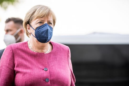 Bundeskanzlerin Angela Merkel kommt zur Unionsfraktionssitzung am Bundestag an.
