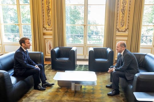Emmanuel Macron (l.
