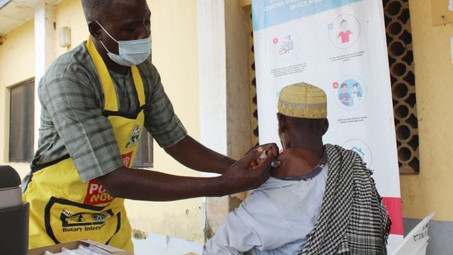 Einem Mann erhält im Gaube Comprehensive Primary Health Care Center in Abuja eine Dosis des Corona-Impfstoffs von Moderna.