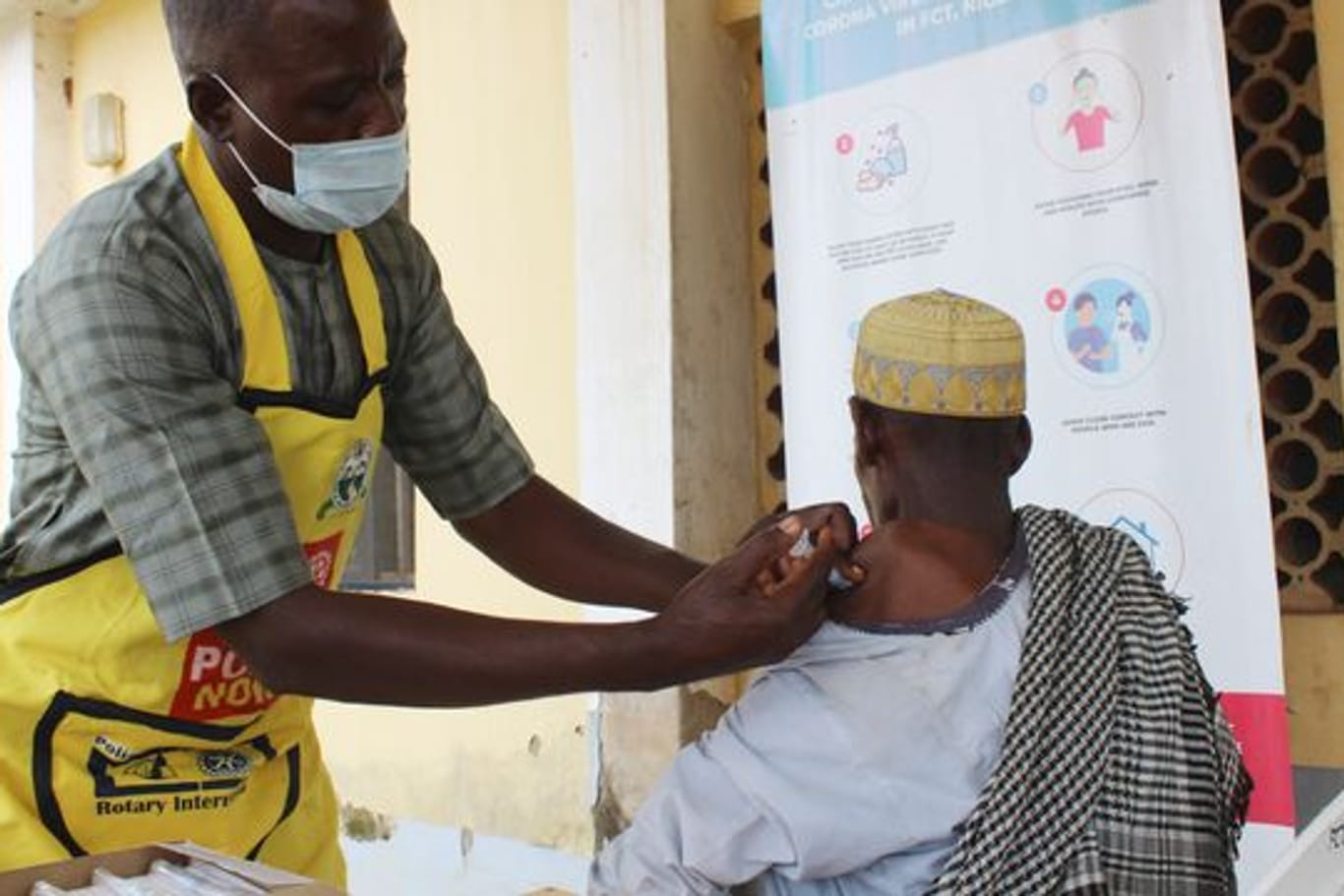 Einem Mann erhält im Gaube Comprehensive Primary Health Care Center in Abuja eine Dosis des Corona-Impfstoffs von Moderna.