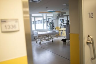 Ein leeres Bett auf der Intensivstation des Prosper Hospitals in Recklinghausen.