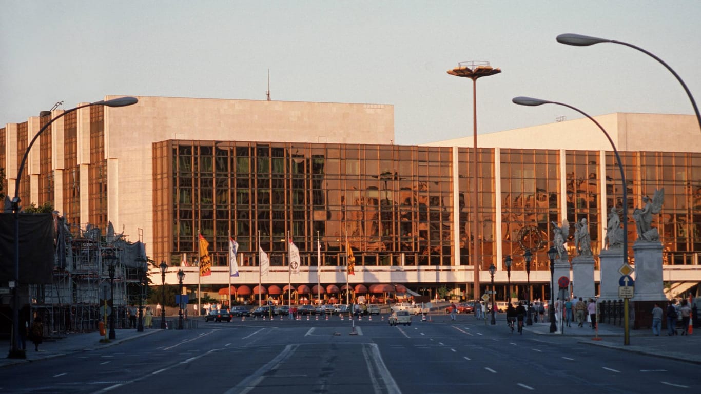 Palast der Republik 1995: Der Palast war der Sitz der DDR-Volkskammer und ein Kulturhaus.