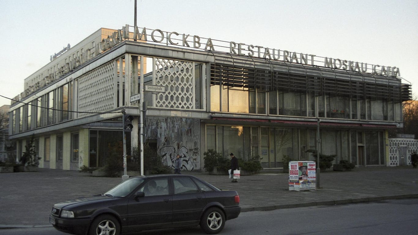 Café Moskau an der Karl-Marx-Allee in Berlin: Lange nach der Wende stand das Restaurant leer.