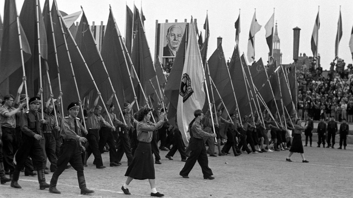 Parade mit sowjetischen Fahnen bei sportlichen Festspielen: Der Sport war in der DDR sehr wichtig.