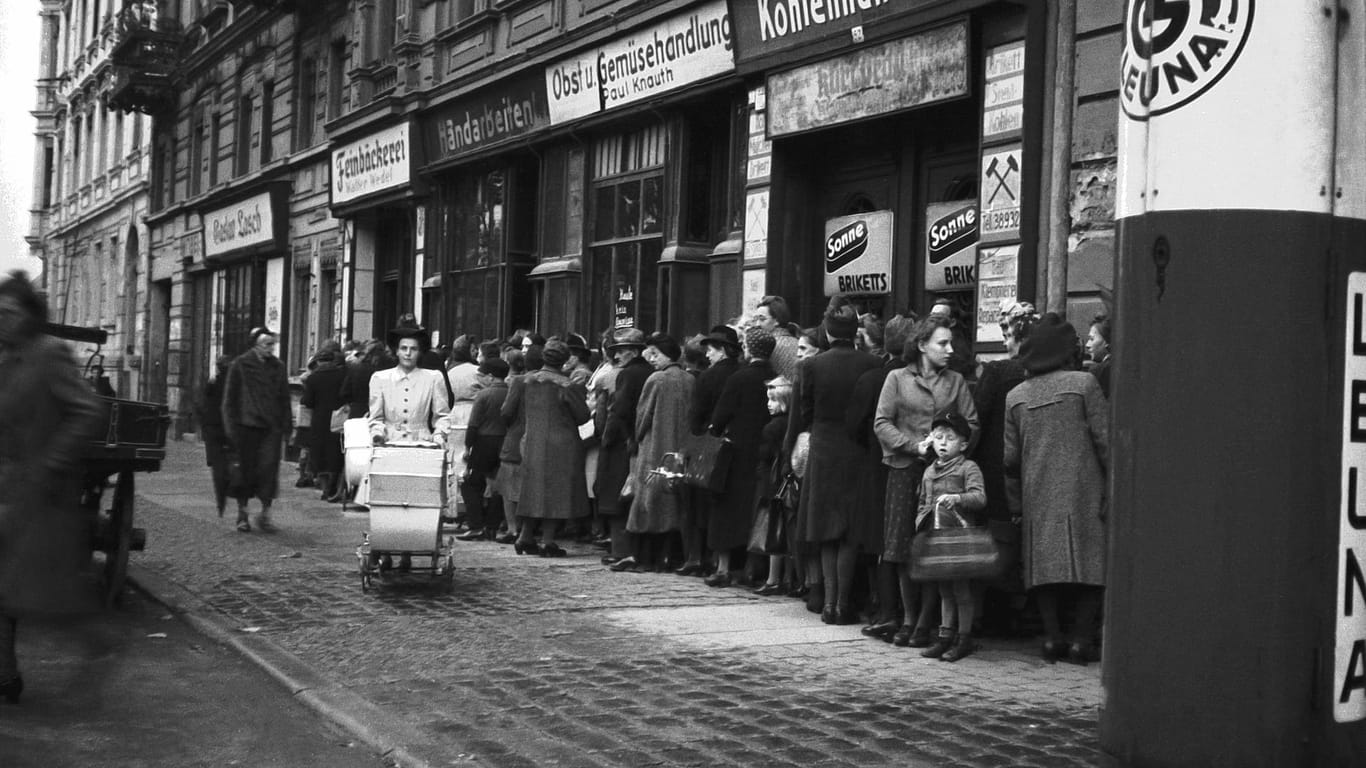Menschen stehen Schlange vor einem Konsum: In der DDR gehörte das Anstehen zum Alltag. Viele Produkte waren Mangelware.