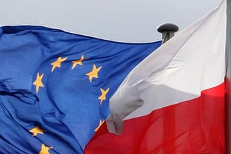 Die Fahnen der Europäischen Union (EU) und von Polen am deutsch-polnischen Grenzübergang.