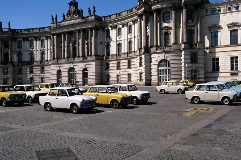 Trabis stehen vor der Alten Bibliothek am Bebelplatz: Die Kultautos sind heute echte Raritäten.