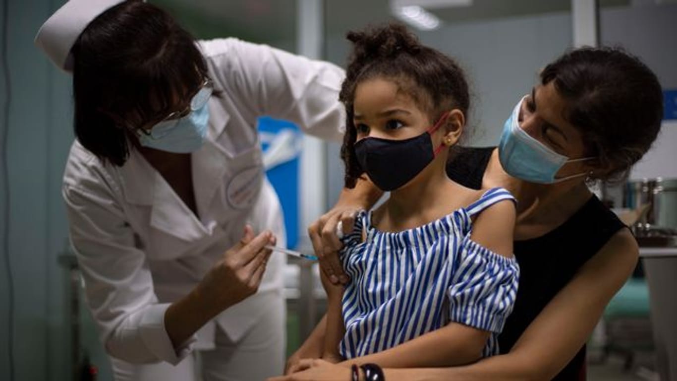 Ein Mädchen erhält in Havanna eine Dosis des kubanischen Impfstoffs Soberana-02 gegen Covid-19.
