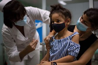 Ein Mädchen erhält in Havanna eine Dosis des kubanischen Impfstoffs Soberana-02 gegen Covid-19.