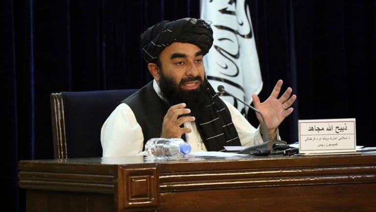 Sabiullah Mudschahid, Sprecher der Taliban, spricht während einer Pressekonferenz.