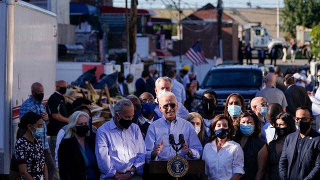 US-Präsident Biden (M) hält bei seinem Besuch im betroffenen New Yorker Stadtteil Queens eine Rede. US-Präsident Biden (M) hält bei seinem Besuch im betroffenen New Yorker Stadtteil Queens eine Rede.