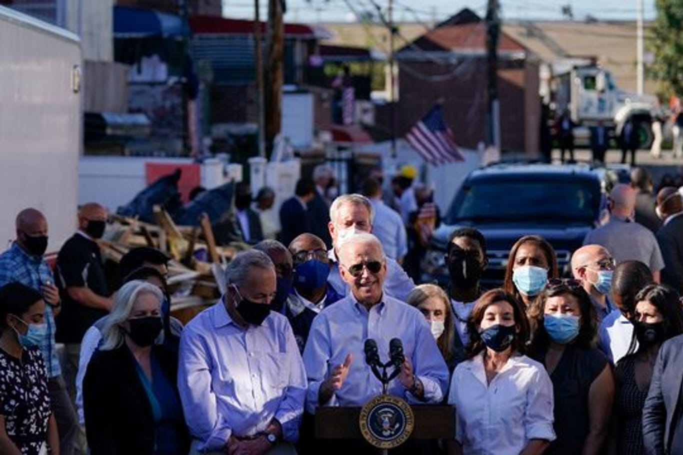 US-Präsident Biden (M) hält bei seinem Besuch im betroffenen New Yorker Stadtteil Queens eine Rede.