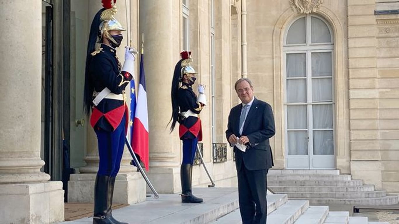 Armin Laschet kommt bei seinem Besuch in der französischen Hauptstadt am Elysée-Palast an.
