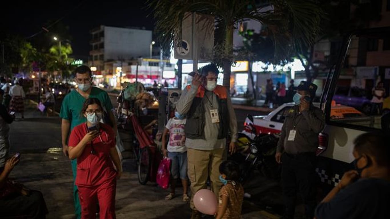 Mitarbeiter des Gesundheitswesens stehen nach dem starken Erdbeben vor dem Veracruz General Hospital.