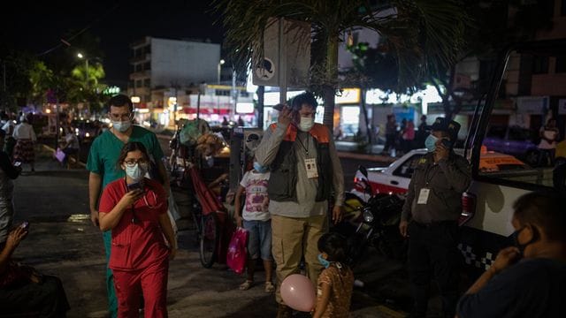 Mitarbeiter des Gesundheitswesens stehen nach dem starken Erdbeben vor dem Veracruz General Hospital. Mitarbeiter des Gesundheitswesens stehen nach dem starken Erdbeben vor dem Veracruz General Hospital.