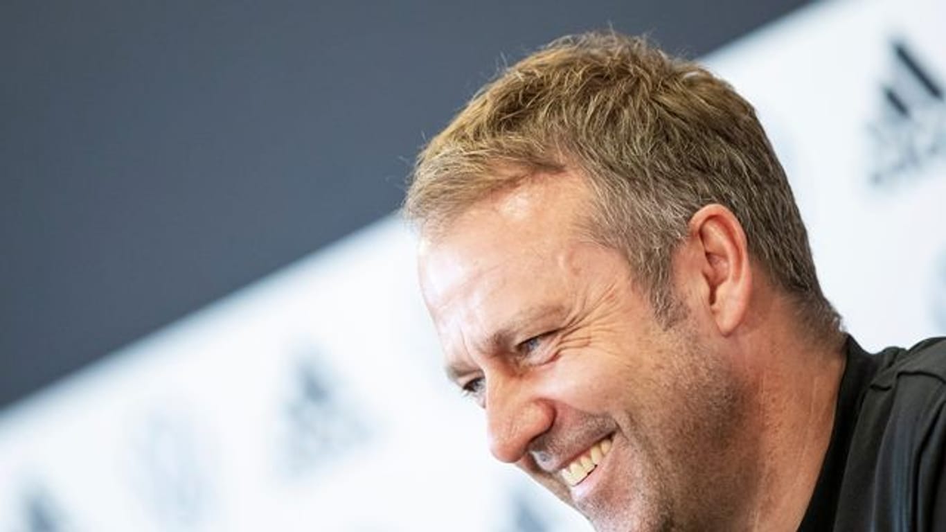 Gut gelaunt: Bundestrainer Hansi Flick will seinen dritten Sieg im dritten Spiel.