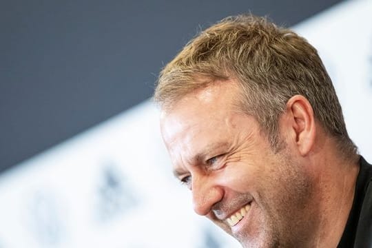 Gut gelaunt: Bundestrainer Hansi Flick will seinen dritten Sieg im dritten Spiel.