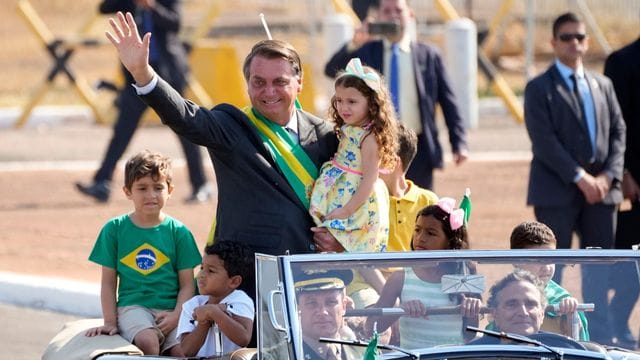 Jair Bolsonaro (M) kommt zu einer Flaggenhissungszeremonie in der Präsidentenresidenz. Jair Bolsonaro (M) kommt zu einer Flaggenhissungszeremonie in der Präsidentenresidenz.