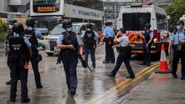 Polizeibeamte stehen vor einem Gericht in Hongkong Wache (Archivbild). Polizeibeamte stehen vor einem Gericht in Hongkong Wache (Archivbild).