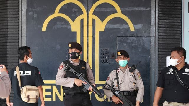 Polizisten bewachen den Haupteingang des Tangerang-Gefängnisses. Polizisten bewachen den Haupteingang des Tangerang-Gefängnisses.